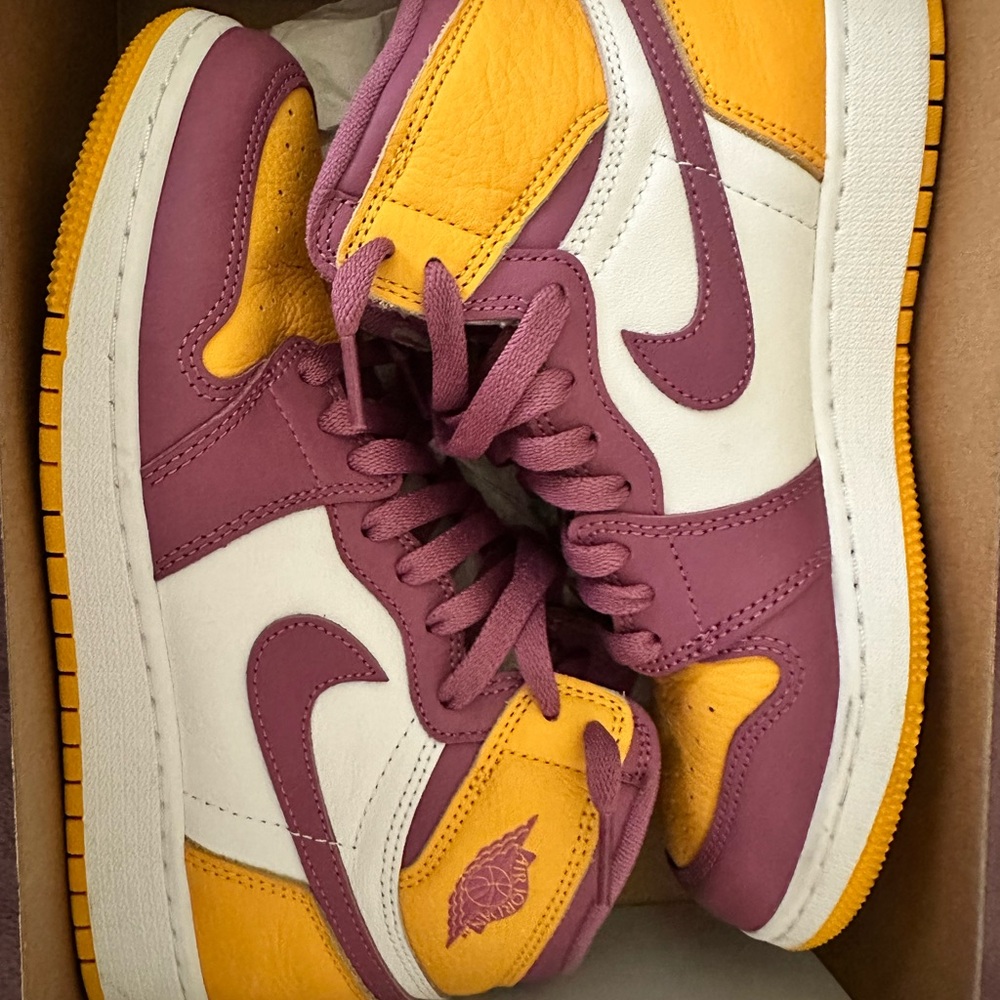 Jordan 1 “Brotherhood” Purple & University Yellow. It’s a unisex sneaker.